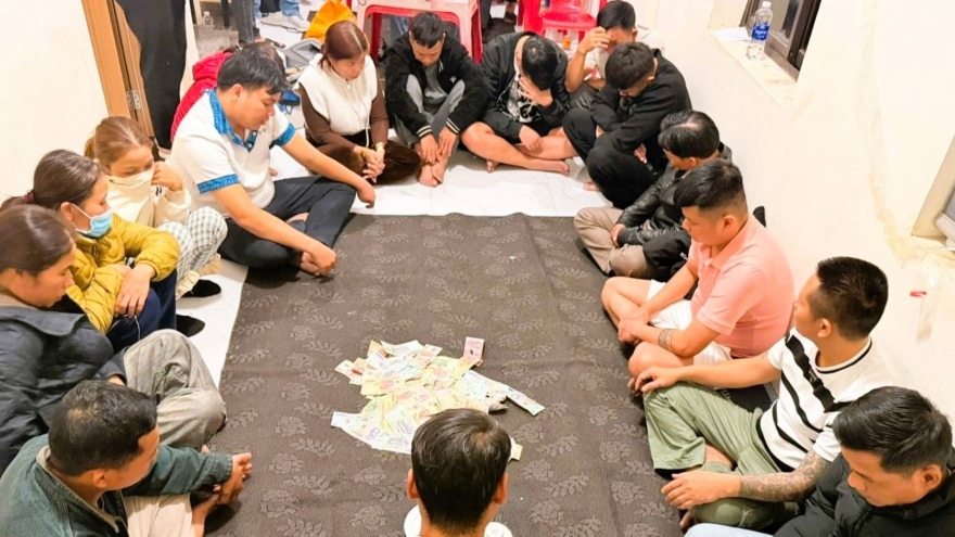 Đột kích sới bạc trong đêm ở Quảng Trị, bắt giữ 17 người